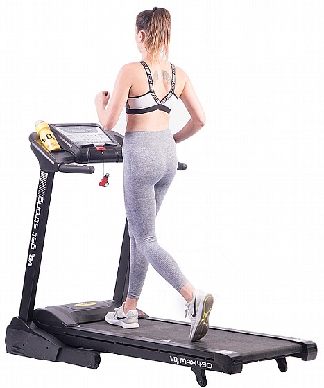 אישה רצה על הליכון ביתי אישה רצה על הליכון ביתי